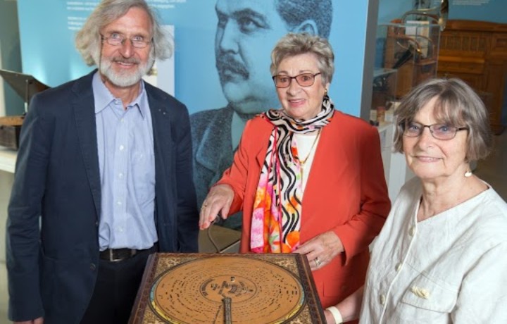 Die Nachfahren Paul Ehrlichs stehen an seiner Erfindung, dem Airston: Achim Quaas, Karin Gauselmann, Monika Hirsch